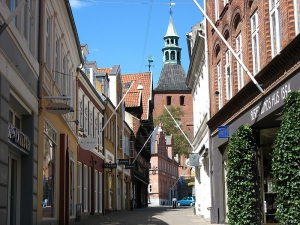800px-Svendborg_-_strædet_Kattesundet,_Vor_Frue_Kirke_bagved