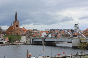 König_Christian_X.-Brücke_und_St._Marie_Kirche_am_18._April_2014,_Bild_03